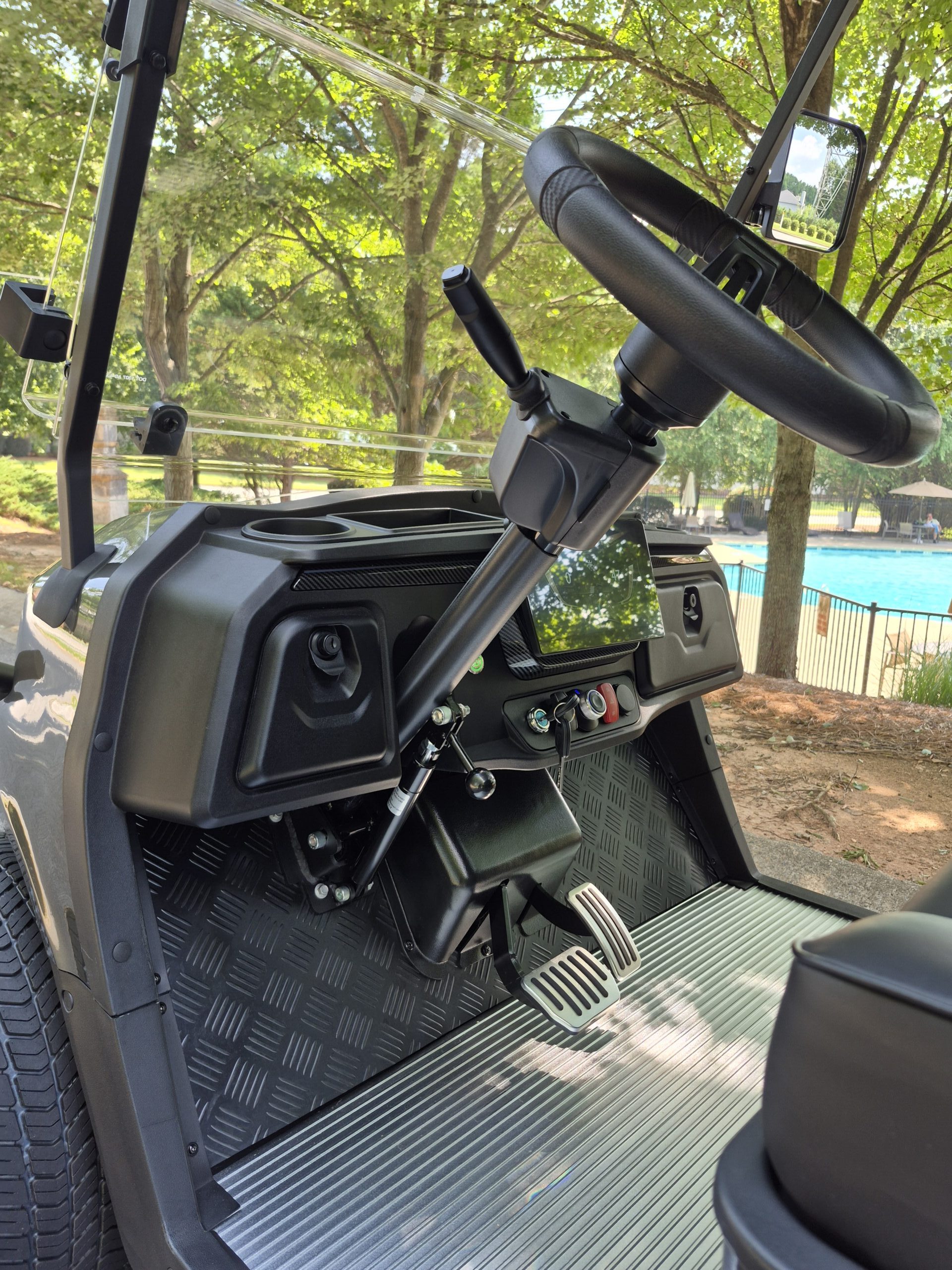 
								2026 Royal EV Majesty 4 Facing Forward full									